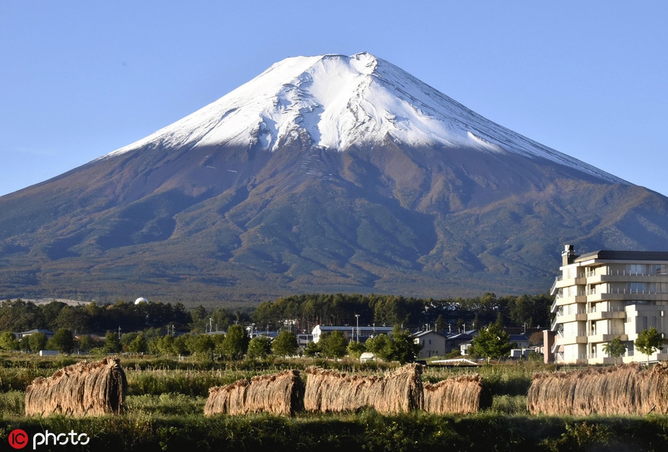 日本富士山观测到“初冠雪” 银装素裹如仙境