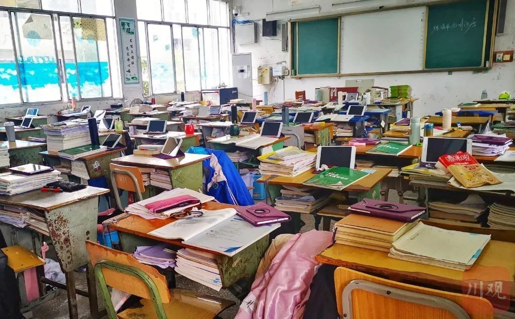 四川一中学诱导学生购买平板电脑 一次性支付5998元