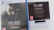 《生化危机8 村庄 黄金版》实体光盘只包含普通版游戏，DLC是一次性兑换代码