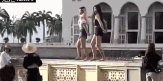 两名中国女游客在清真寺前热舞 被纳入旅游