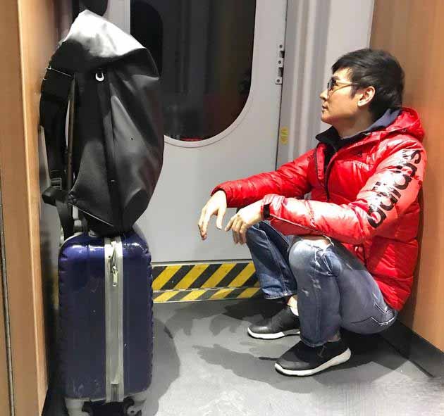 吴京带小板凳坐火车却遭网友质疑 12306是这样解释的