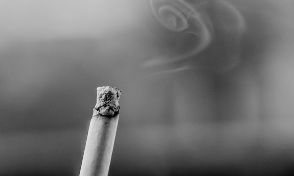 最新研究警告 同时吸食香烟和电子烟危害远高单独吸